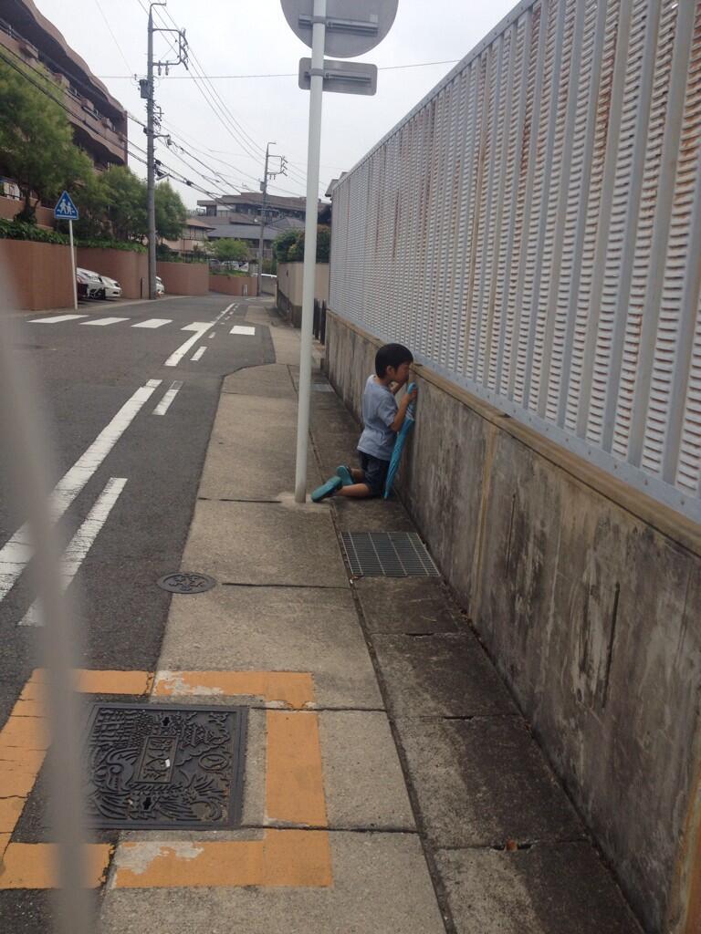 nottv:   Twitter / 8125kmisnothing: 滝小のプール覗いてる子いる 将来が心配