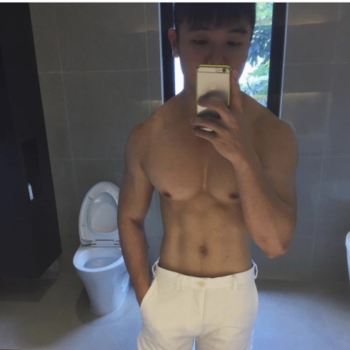 dudesinsg: @dominicpoh looks really massive and I wouldn’t mind him pounding me.