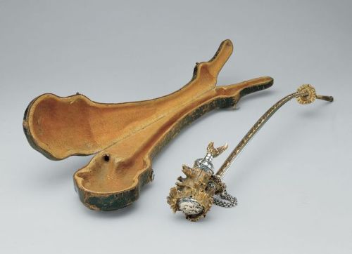 marylibra:Tobacco pipe with caseca. 1740Southern GermanSilver, deer antler, horn, leatherThe deforme