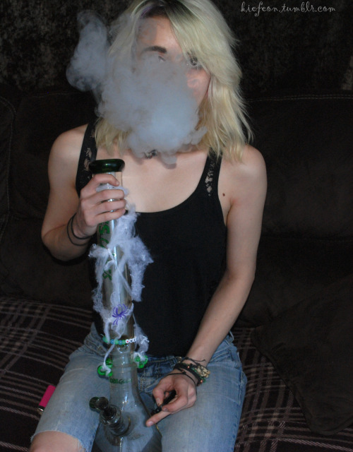 kiefeon:looks like im flipping off the camera, when its really how im just holding the remote :p 