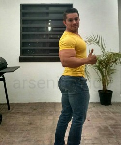 nalgoncogible:  Que rico y delicioso macho con unas nalgotas, para culearlo por horas me encantas “Arseni Lugo” (I love your ass Arseni Lugo) 😲😤😳😍😗😈🍑👅👌👊