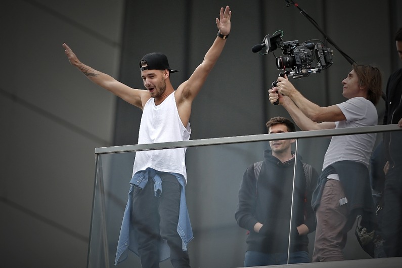 direct-news:  HQ - Liam saying hi to the fans at the hotel in Lima, Perú. 