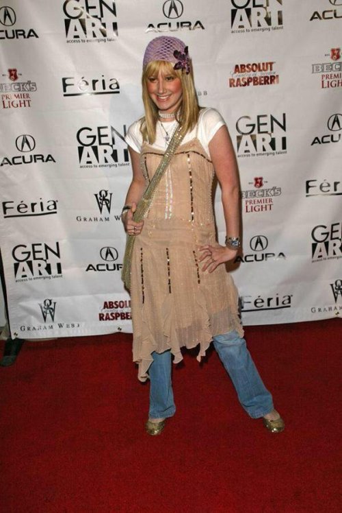 snatchedweaves:distastefulnightmare:2000’s Ashley Tisdale had no fucks to give about her cloth