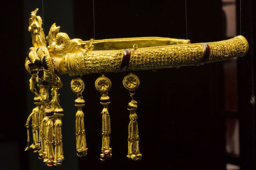 archaicwonder:Jeweled Gold Diadem, Black Sea, Circa 150 BCThis elaborately decorated headdress (aka 