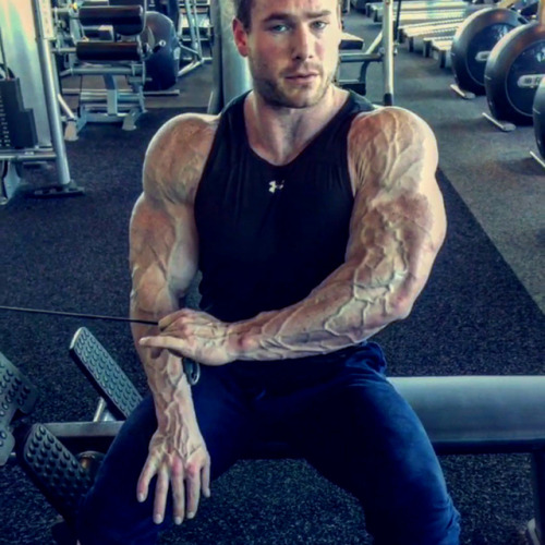 sannong:Tyler Starnes - Vein city. Every inch of his arms and shoulders are covered with thick road 