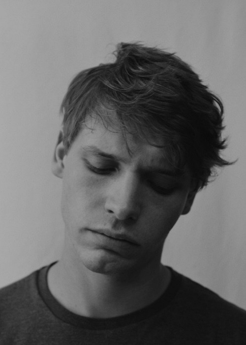 jsuavazblog:Billy Howle en la serie Glue.
