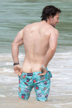 shirtlessmalecelebs:  Mark Wahlberg