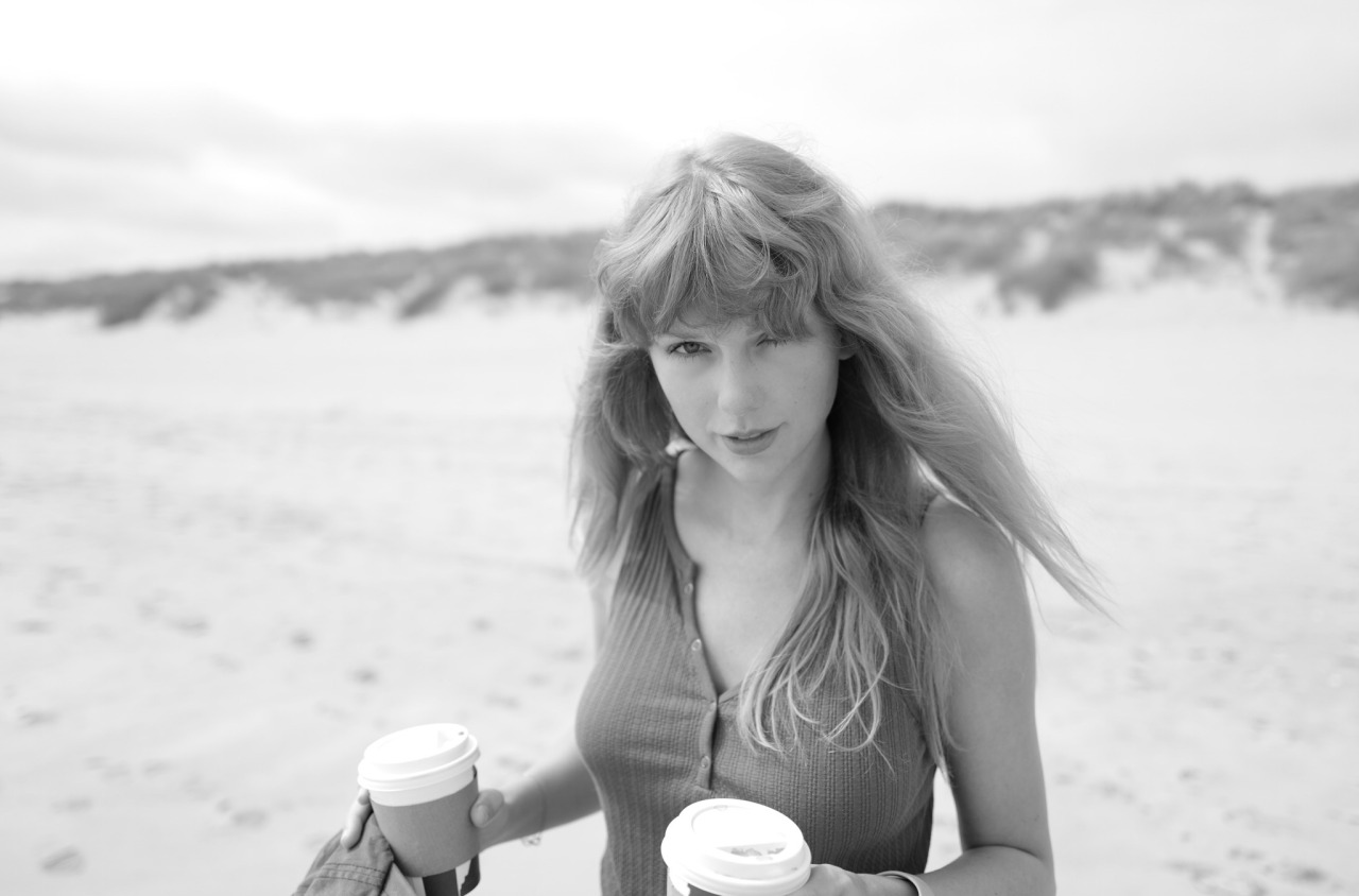 Taylor Swift Reenacts Viral 2014 Tumblr Post Gushing Over Fall