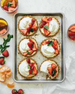 sweetoothgirl:  NO-BAKE PIMM’S STRAWBERRY CHEESECAKE TARTS