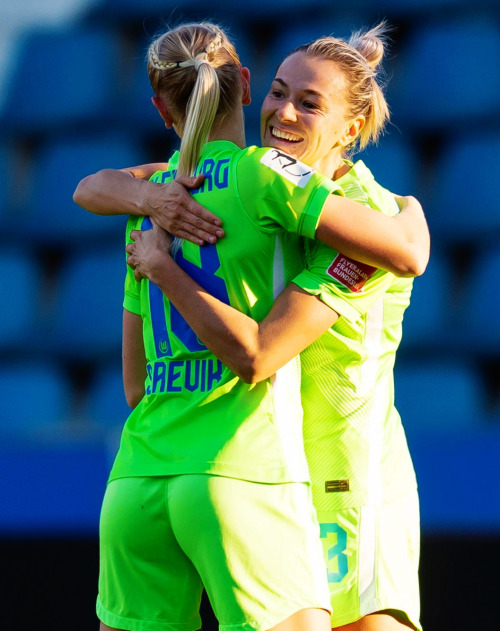 Zsanett Jakabfi of VfL Wolfsburg celebrates with Karina Sævik after scoring a goal during the 