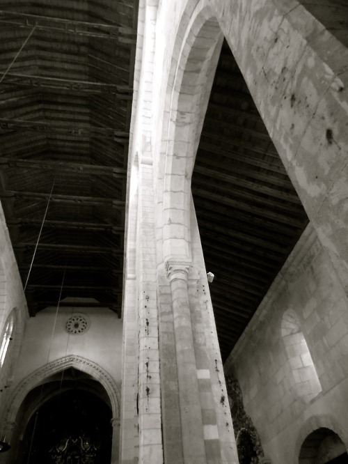 Arcos románicos y góticos, interior de la iglesia de Santiago, Córdoba, 2016.