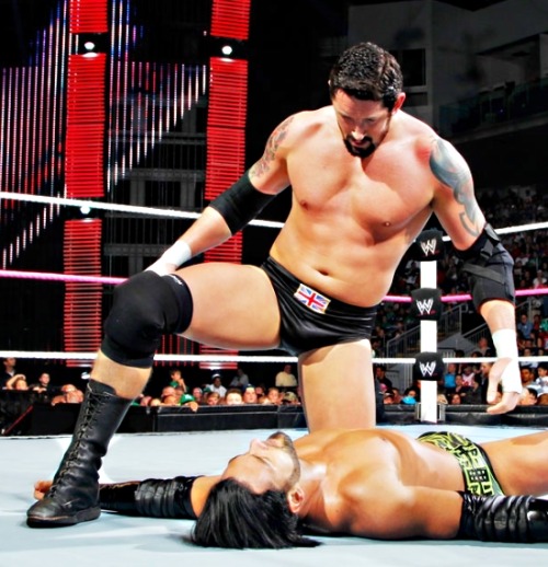 jennifersteele:  iaga:  wwe-4ever:  19+20 of 50 favorite pics of Wade Barrett ♛    So cruel of Wade to shove that thing in Justin’s face like that *shiver*  I wouldn’t mind being Justin in that first pic! ;)