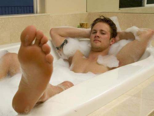tazluvzfeet:I don’t typically adore clean smellin feet haha but his are gorgeous! ♡♡♡