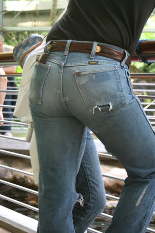 I want a wrangler jeans like that! Doesn’t it look just awesome??!! This guy has a super hot b