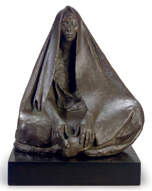 Francisco Zúñiga, Mujer sentada con rebozo, 1971, bronze with brown patina