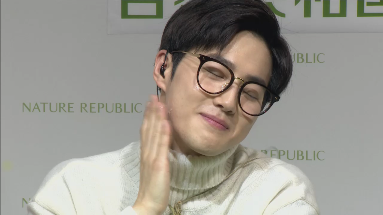 lawlliets:  HES SO FREAKING CUTE OFMFJHFDH :((( 