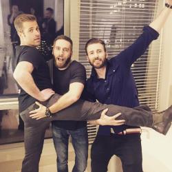 gerudobrujo:  do-not-open-til-christmas:  montydave: CHRIS EVANS, his Brother SCOTT EVANS, (Left) and SCOTT’S Boy Friend / Partner (middle) “Scott, why do all the men you bring home look like me?”     Chris follows http://imrockhard4u.tumblr.com