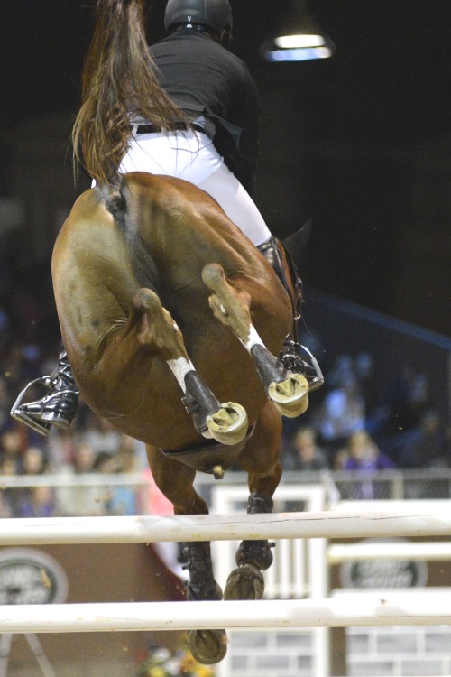 I love how the feet do their thing on the top of the jump!