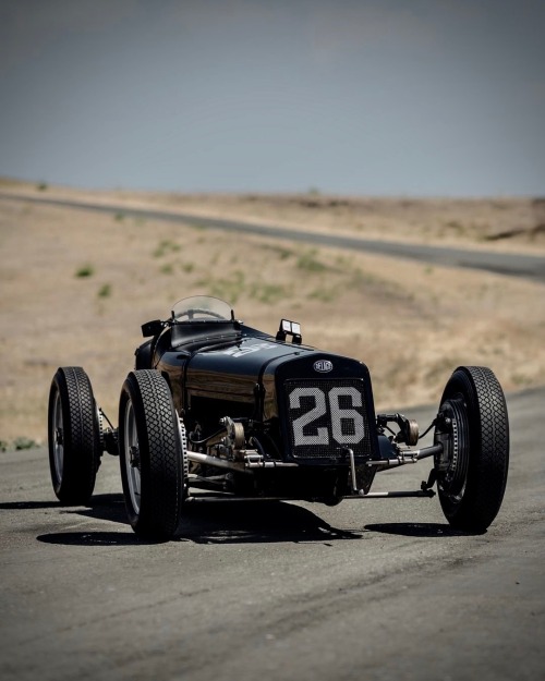 finnsbuford:  utwo:1927 Delage 15 S8 Grand Prix© Courtney Frisk   They probably didn’t work that well but I still love the old adjustable friction shocks.