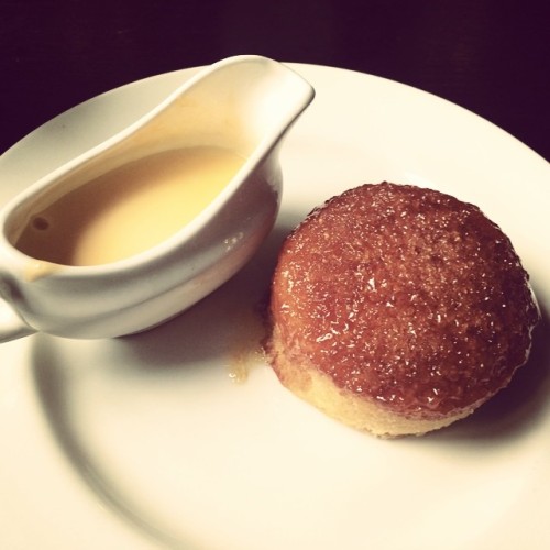 Treacle sponge with custard. #TreacleWell #AlicesAdventuresInWonderland (at The Globe Baker Street)