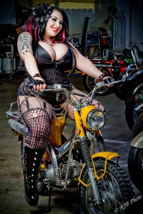 youraveragewhiteboy:  If you don’t already know about the gorgeousness of Amy Villainous, you’re missing out.