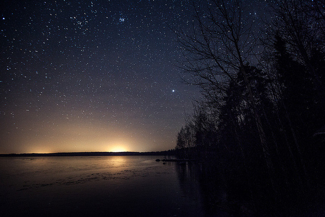 breathtakinglandscapes:  Icy Lake on a Starry Night by neatmummy on Flickr.