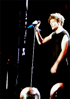 niallerlouis: Louis signalling for a fan in the audience to smile (Pittsburgh - 8/02) 