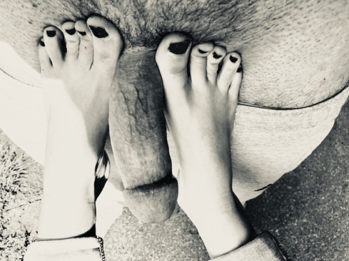 amateurali3ns:  I love her feet in bnw