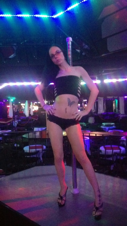 stripper-locker-room:  Chloe working the pole