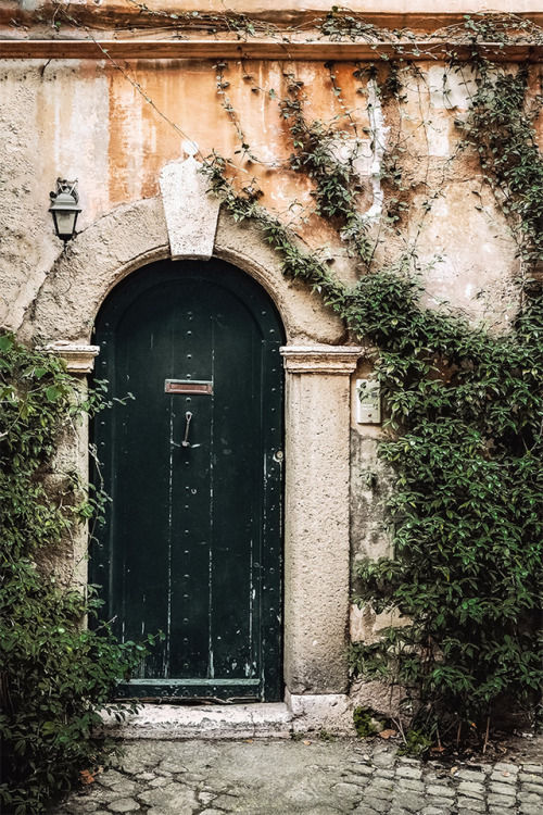 Door in Rome (Trastevere)Rome | Narrow streets | Trastevere