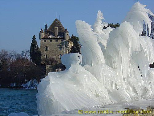 odditiesoflife:  Frozen Swiss Landscape In January 2005, Lake Geneva and the surrounding