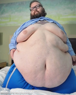 bighandsomes:  Korben’s huge belly at www.BigHandsomes.com