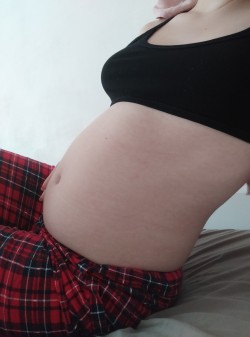 bellabloatbelly:Oh, my pajama pants are getting too small for me when I’m full🤭 🤭 🤭.it’s so unpleasant when the elastic band on your pants is a little tight(｡•́︿•̀｡)