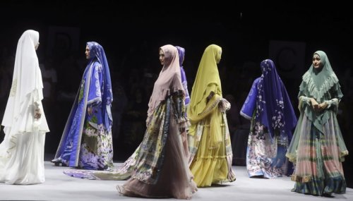 divinum-pacis:Models display Muslim clothing designs during the Muslim Fashion Festival in Jakarta, 