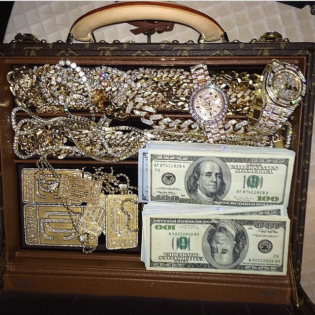 brokegirl-expensivetaste:  Expensive Taste | Archive | Glam Blog Directory