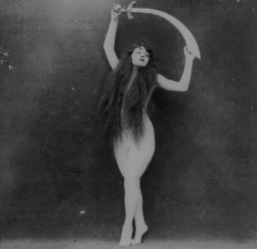 vanias-vintage-monstrosity:  Vintage burlesque dancer 