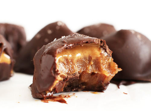 fullcravings:  Vegan/GF 5-Ingredient Chocolate Caramel Peanut Butter Truffles
