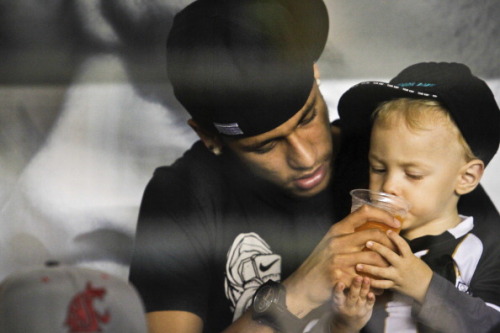 indybendy:  neymarforbrazil:  Father and son  awwwwl…my ovaries jumped a little..but I really