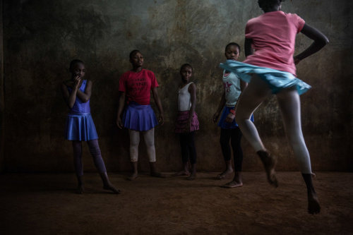 visualjunkee: Ballet dancers in the Kibera neighborhood of Nairobi, Kenya one of biggest slums in Af