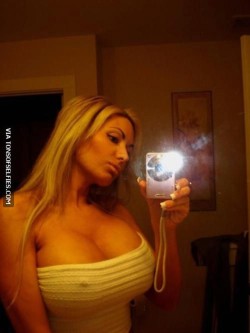 sexyselfiegirl:  Sexy selfpic babe http://is.gd/6xjgFu  Big tits