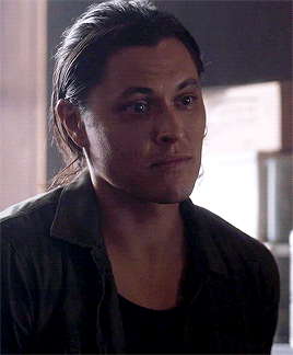 andbellamy:john looking at clarice like she hung the moon and stars in the sky