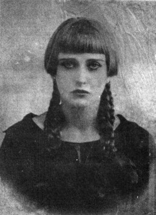 harveydecimal:Nahui Ollin, early 1910s Carmen <3 
