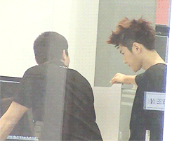 chandoo:  myungsoo testing out the computers at concierge/the apple store   