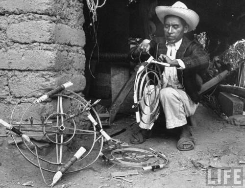 Handmade fireworks in Oaxaca(Wallace Kirkland. 1954)