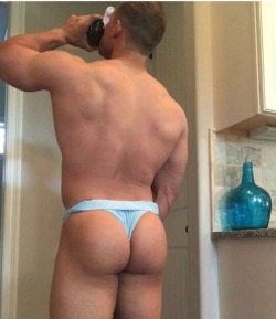 asskingz:  Reblog to eat! 👅🍑😜😝😛