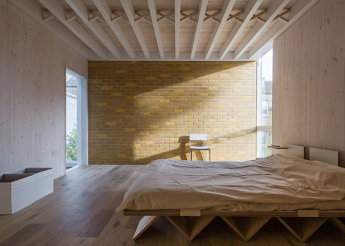 dezeen:  This remodelled London house extension was designed to reveal the outline of its predecessor »