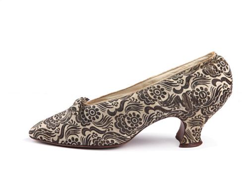 Louis heels silver beige brocade shoes.France1920sShoe-Icons