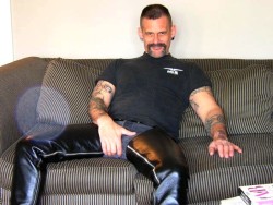 wntyrload:  lilpigmike:  me  nice leathers(and