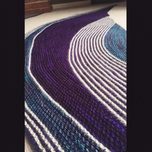 Done. . . . . #fo #knittersofinstagram #knitting #shawl #handmade #lumpycat #shawlknitting #coloraff