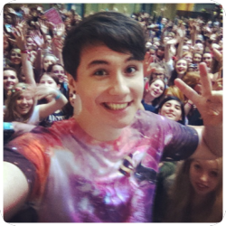 averyiscoldpizza:  dan’s instagram + peace signs ✌